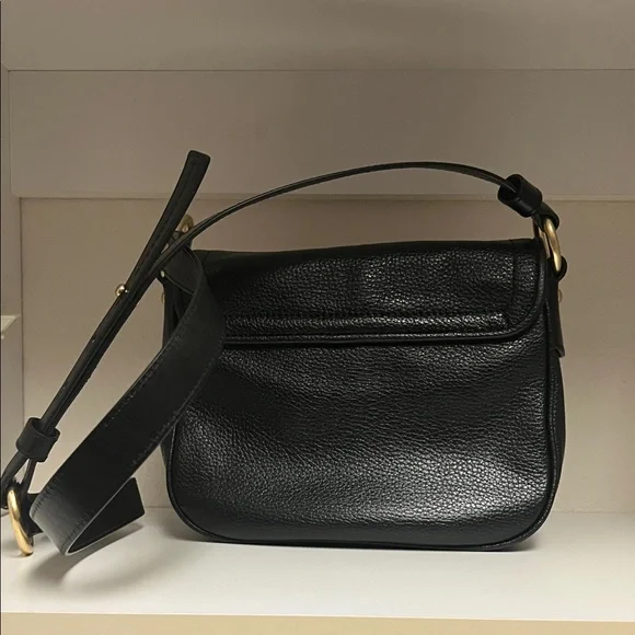 Michael Kors Chic Black Crossbody Leather Bag with Gold Chain - Picture 4 of 7